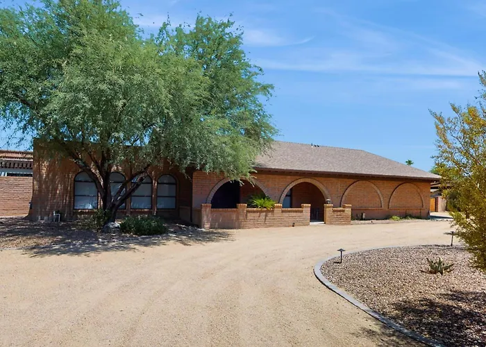 Holiday home Peaceful, Spacious, Luxury Backyard, Putting Scottsdale