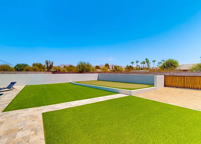 Peaceful, Spacious, Luxury Backyard, Putting