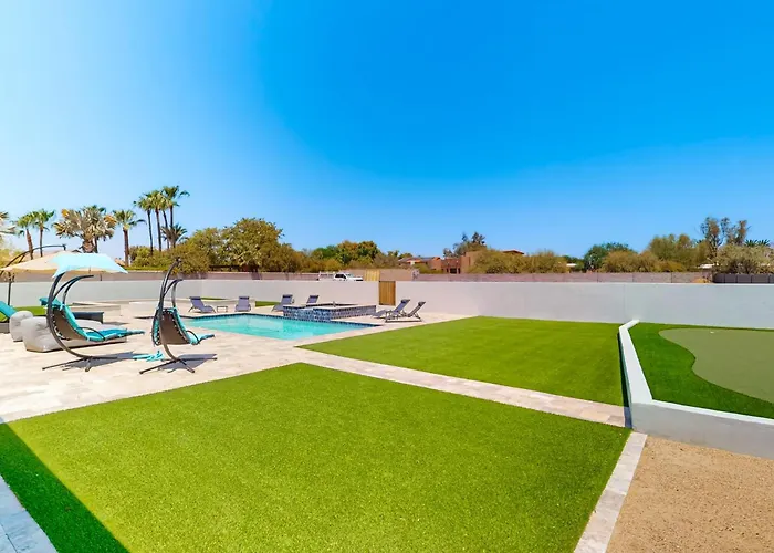Peaceful, Spacious, Luxury Backyard, Putting Holiday home *