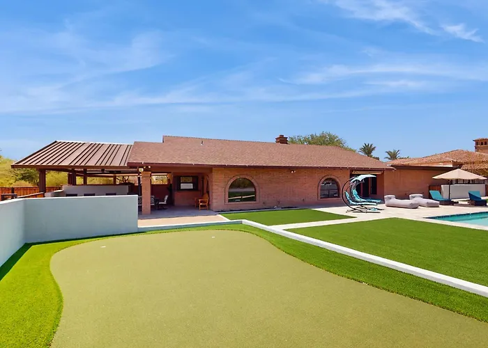 Peaceful, Spacious, Luxury Backyard, Putting Holiday home