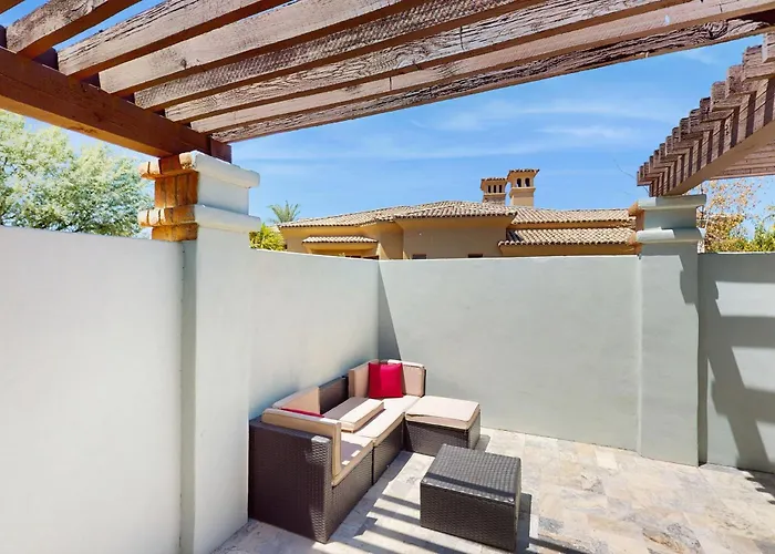 Peaceful, Spacious, Luxury Backyard, Putting Holiday home