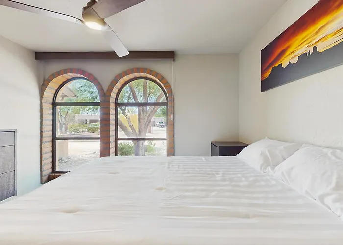Holiday home Peaceful, Spacious, Luxury Backyard, Putting Scottsdale