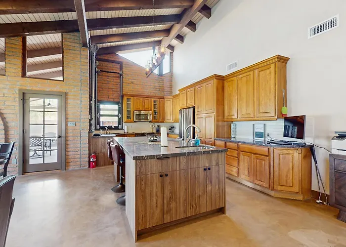 Peaceful, Spacious, Luxury Backyard, Putting * Scottsdale