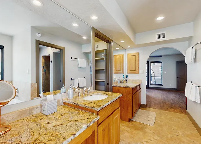 Peaceful, Spacious, Luxury Backyard, Putting Holiday home *