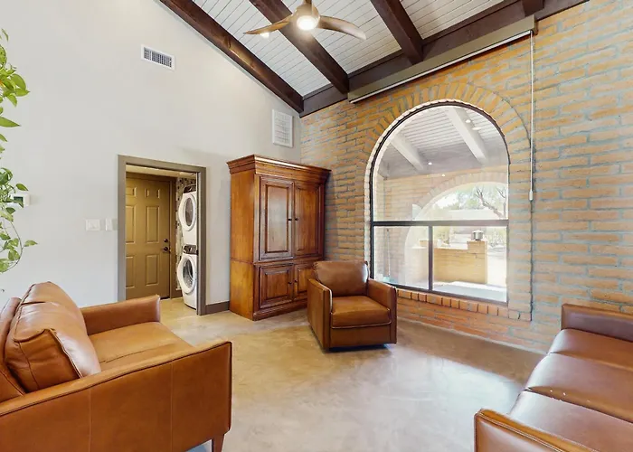 Holiday home Peaceful, Spacious, Luxury Backyard, Putting Scottsdale