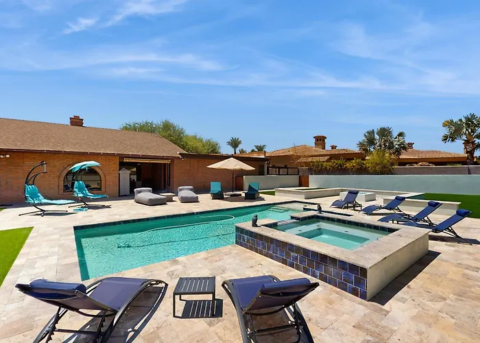 Peaceful, Spacious, Luxury Backyard, Putting Scottsdale