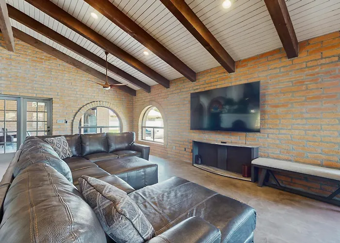 Peaceful, Spacious, Luxury Backyard, Putting Holiday home