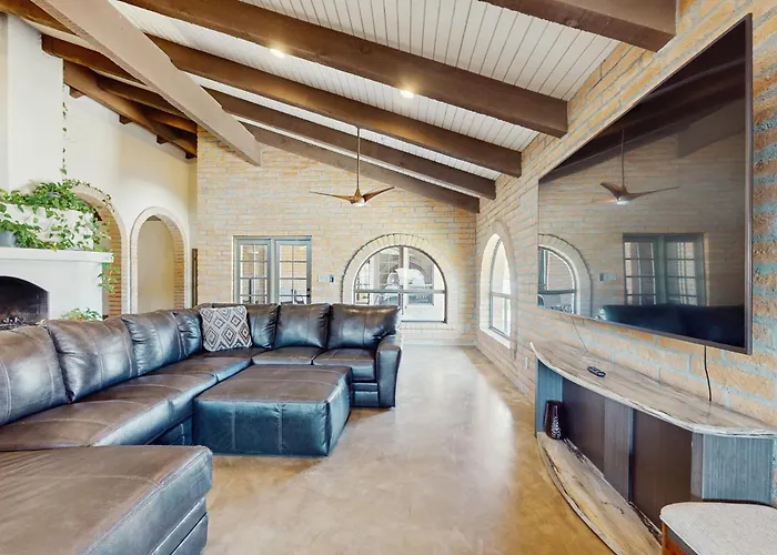 Peaceful, Spacious, Luxury Backyard, Putting