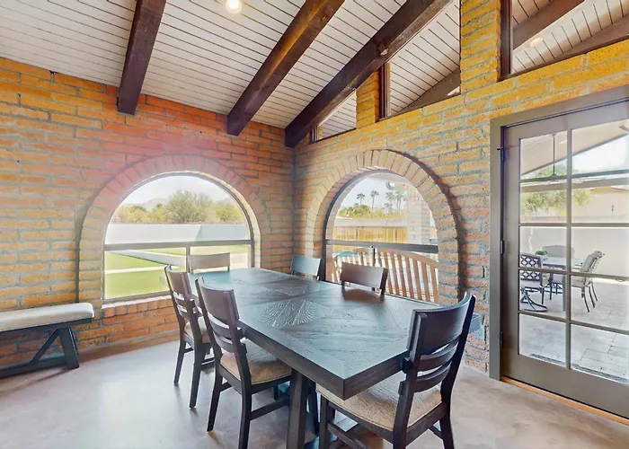Peaceful, Spacious, Luxury Backyard, Putting Holiday home